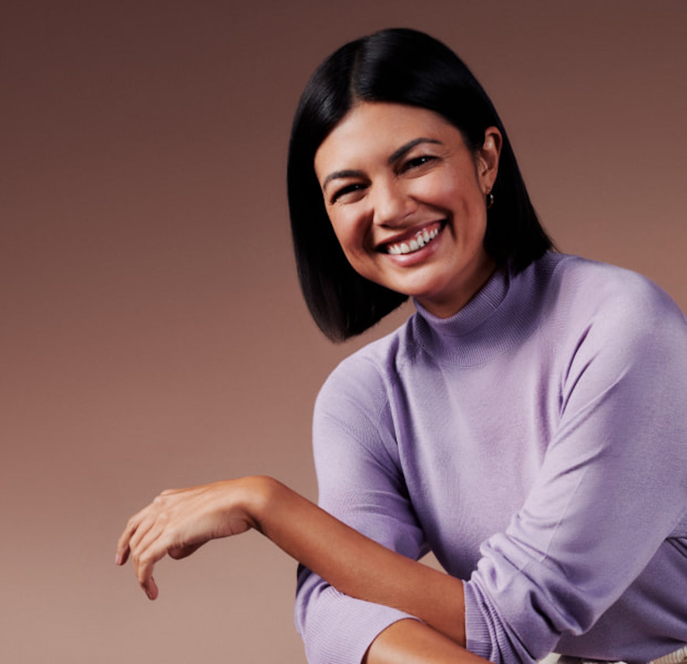 Jovem segurando um cartão de crédito